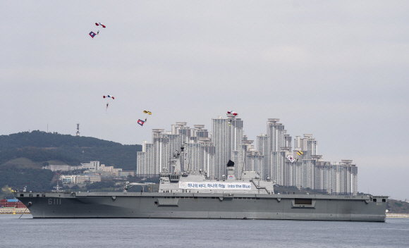 707특수임무단 대원들이 10일 오후 부산 영도구 해양박물관 수변광장에서 열린 한-아세안 특별정상회의 D-15 계기 부산시 환영행사 ‘하나의 바다, 하나의 하늘’에서 고공 강하 퍼포먼스를 선보이고 있다. 2019.11.10청와대제공