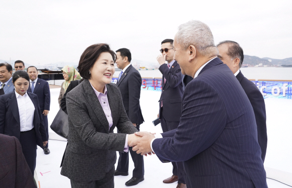 김정숙 여사가 10일 오후 부산 영도구 해양박물관 수변광장에서 열린 한-아세안 특별정상회의 D-15 계기 부산시 환영행사 ‘하나의 바다, 하나의 하늘’에 참석해 아세안 국가 대사들과 인사하고 있다. 2019.11.10청와대제공