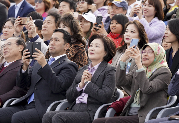 김정숙 여사가 10일 오후 부산 영도구 해양박물관 수변광장에서 열린 한-아세안 특별정상회의 D-15 계기 부산시 환영행사 ‘하나의 바다, 하나의 하늘’에 참석해 블랙이글스 비행을 관람하고 있다. 2019.11.10청와대제공