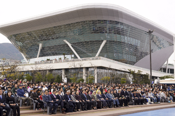 김정숙 여사가 10일 오후 부산 영도구 해양박물관 수변광장에서 열린 한-아세안 특별정상회의 D-15 계기 부산시 환영행사 ‘하나의 바다, 하나의 하늘’에 참석하고 있다. 2019.11.10 청와대제공