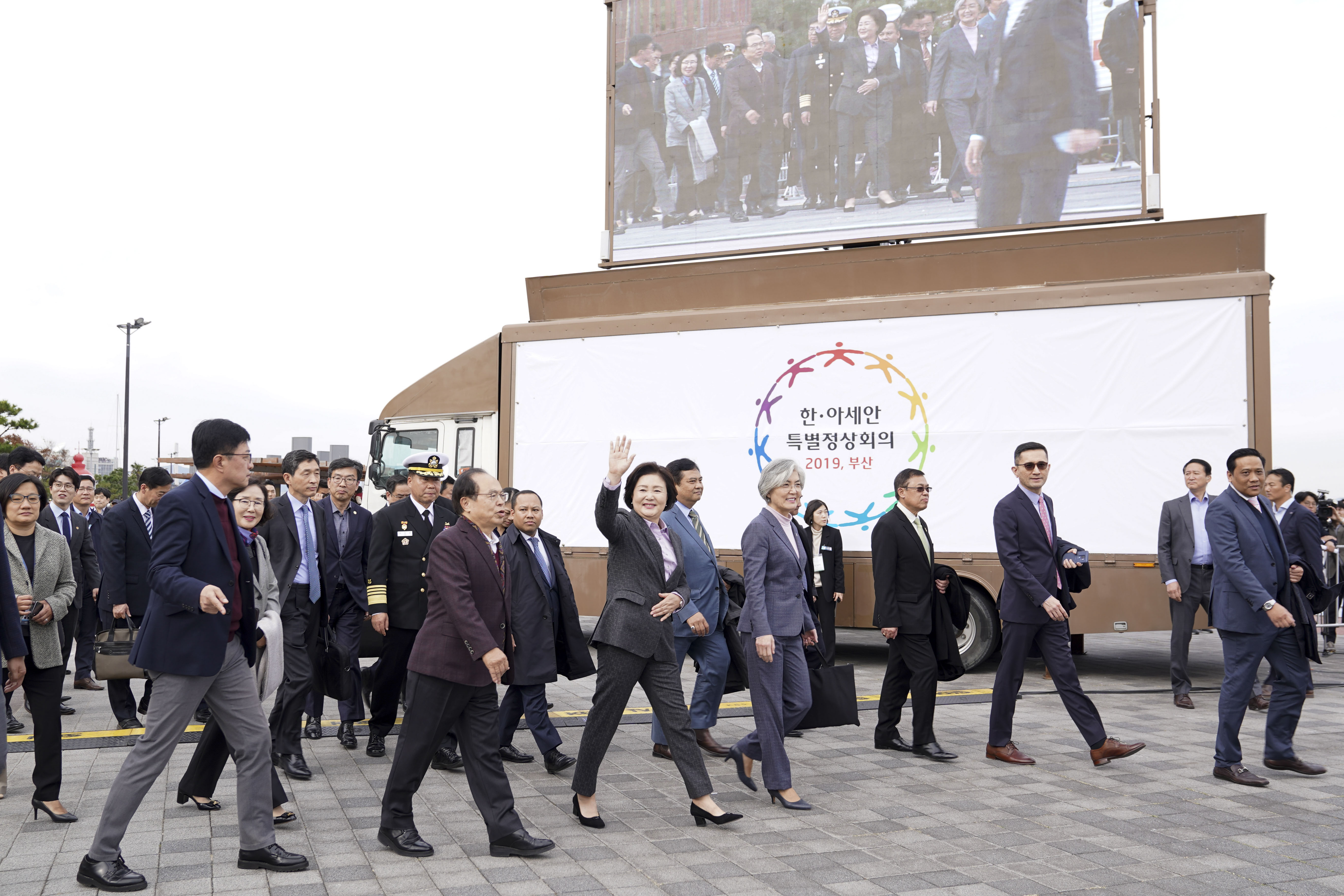 김정숙 여사가 10일 오후 부산 영도구 해양박물관 수변광장에서 열린 한-아세안 특별정상회의 D-15 계기 부산시 환영행사 ‘하나의 바다, 하나의 하늘’에 참석하며 시민들에게 인사하고 있다. 2019.11.10 청와대제공
