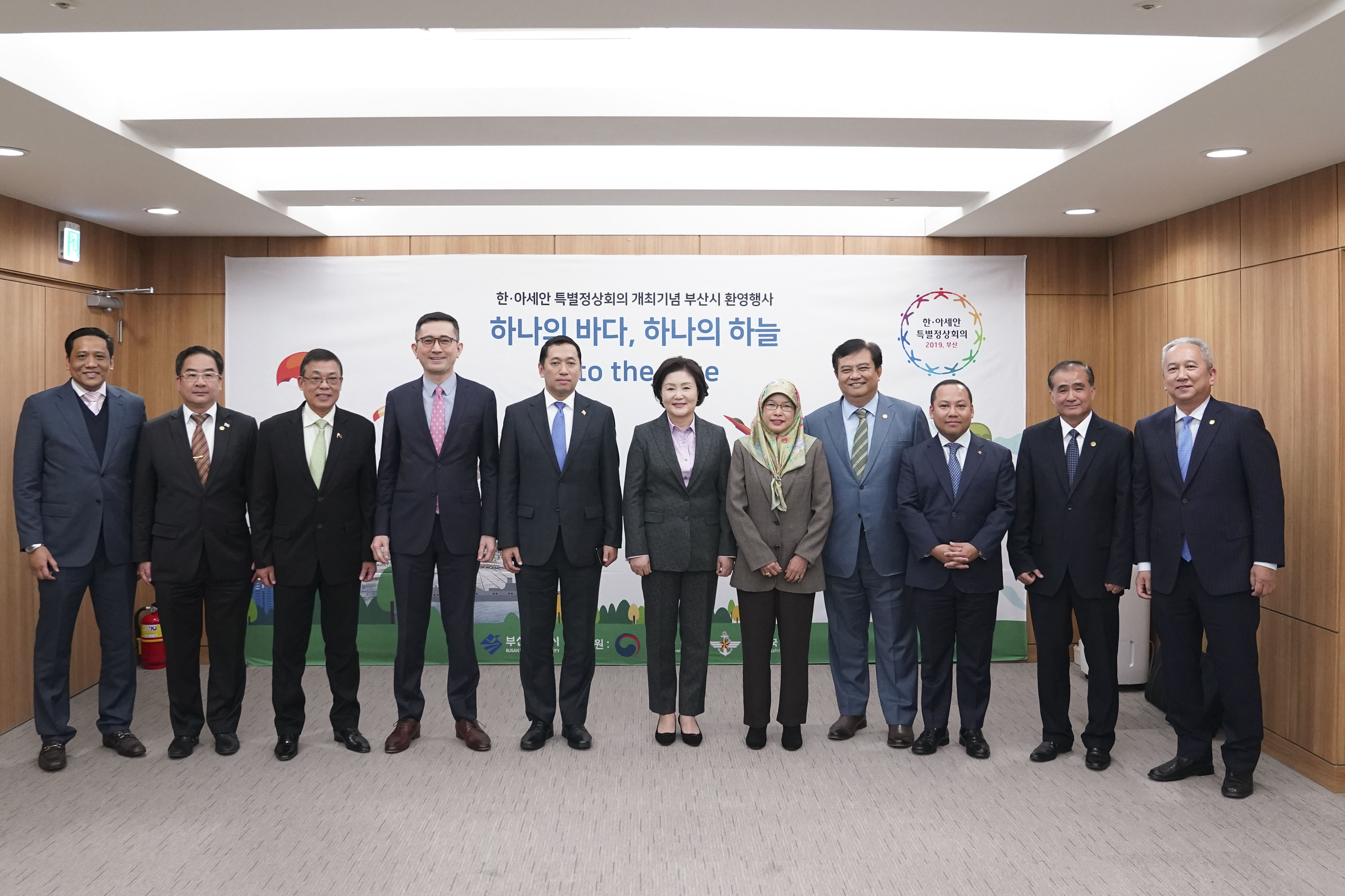 김정숙 여사가 한-아세안 특별정상회의를 15일 앞둔 10일 오후 부산 영도구 해양박물관에서 아세안 10개국 대사들과 환담한 후 기념촬영하고 있다. 2019.11.10 청와대제공