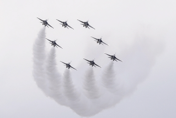 블랙이글스가 10일 오후 부산 영도구 해양박물관 수변광장에서 열린 한-아세안 특별정상회의 D-15 계기 부산시 환영행사 ‘하나의 바다, 하나의 하늘’에서 멋진 비행을 선보이고 있다. 2019.11.10 청와대제공