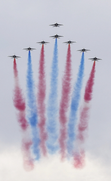 블랙이글스가 10일 오후 부산 영도구 해양박물관 수변광장에서 열린 한-아세안 특별정상회의 D-15 계기 부산시 환영행사 ‘하나의 바다, 하나의 하늘’에서 멋진 비행을 선보이고 있다. 2019.11.10 청와대제공