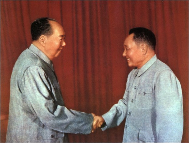 1966년 실각됐다가 어렵사리 중앙 정치무대로 돌아온 덩샤오핑(오른쪽)이 1974년 베이징에서 마오쩌둥 주석을 만나 반갑게 악수를 나누고 있다. 본래 흑백사진이었지만 컬러 사진으로 복각됐다. 서울신문 DB