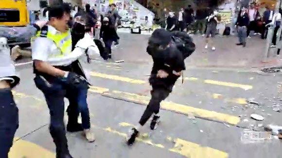 홍콩 경찰이 쏜 실탄에 맞아 쓰러지는 시위대 로이터 연합뉴스