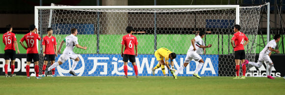 골 허용하는 대한민국 선수들