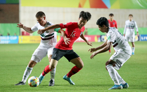 엄지성 ‘치열한 몸싸움’