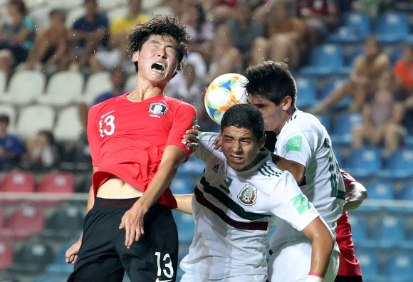 살짝 비켜간 헤딩슛