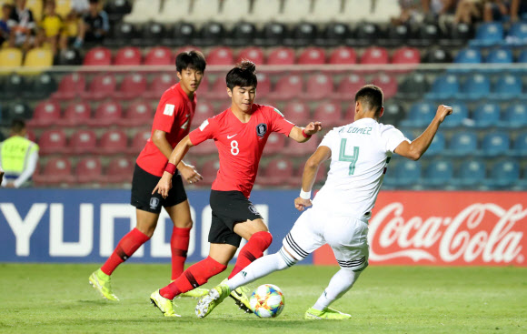 드리블 돌파 시도하는 오재혁