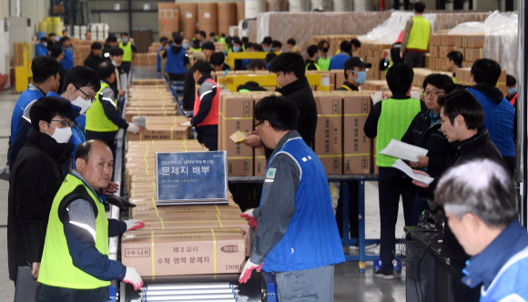 11일 오전 세종시 한 인쇄공장에서 인수책임자 및 관계 직원, 중앙협력관 등이 2020학년도 대학수학능력시험 문제지와 답안지를 전국 시험 지구별로 배송하고 있다.  2019.11.11 정연호 기자 tpgod@seoul.co.kr