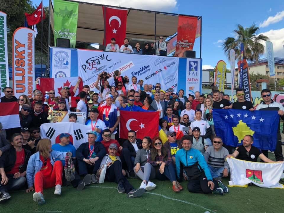 터키 월드컵 당시의 각국 선수들과 모여 함께 찍은 모습. 왼쪽 하단 태극기와 상패를 들고 있는 사람이 조 자매(사진출처=조은영 선수)