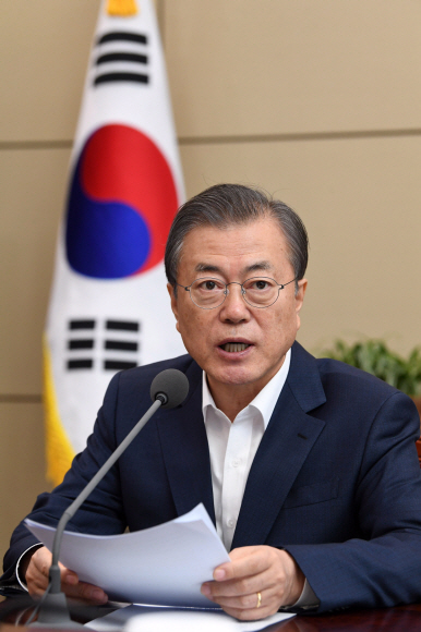 문재인 대통령이 11일 오후 청와대 여민관에서 열린 수석 보좌관 회의에서 모두발언을 하고 있다. 2019. 11.11. 도준석 기자pado@seoul.co.kr