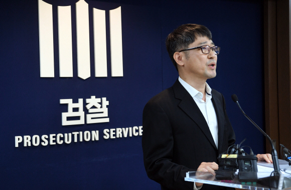 ‘세월호 참사 특별수사단’ 단장을 맡은 임관혁 수원지검 안산지청장이 11일 오후 서울 서초구 서울중앙지검 소회의실에서 브리핑을 열고 출범 각오와 입장 등을 밝히고 있다. 2019.11.11  정연호기자 tpgod@seoul.co.kr