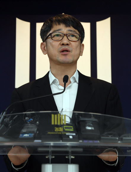 ‘세월호 참사 특별수사단’ 단장을 맡은 임관혁 수원지검 안산지청장이 11일 오후 서울 서초구 서울중앙지검 소회의실에서 브리핑을 열고 출범 각오와 입장 등을 밝히고 있다. 2019.11.11  정연호기자 tpgod@seoul.co.kr