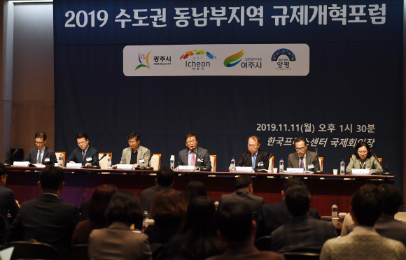 11일 서울 프레스센터에서 열린 ‘2019 수도권 동남부지역 규제개혁 포럼’에서 허재완 중앙대교수(국토부 중앙도시계획위원장)가 좌장을 맡아 전문가 종합토론이 진행되고 있다. 2019. 11. 11 박윤슬 기자 seul@seoul.co.kr