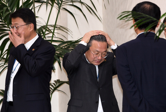 11일 오후 청와대 여민관에서 열린 수석 보좌관 회의에 앞서 강기정 정무수석이 대화 도중 머리를 만지고 있다. 2019. 11.11  도준석 기자 pado@seoul.co.kr