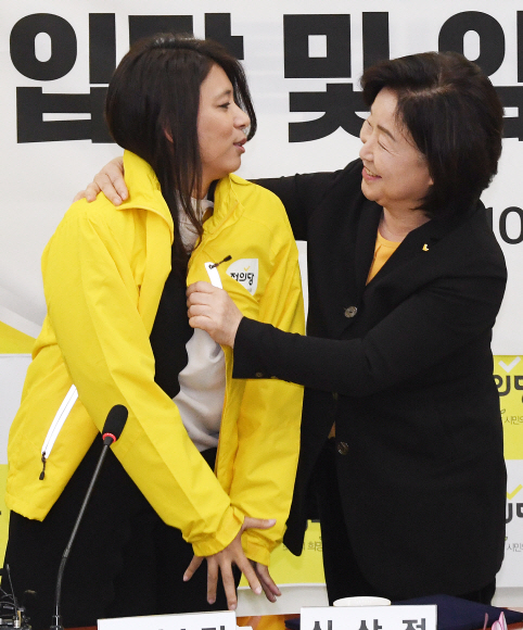 19대 국회 당시 자유한국당의 전신 새누리당에서 활동한 이자스민 전 의원(왼쪽)이 11일 오전 국회에서 열린 정의당 입당식에서 심상정 대표로부터 정의당 점퍼를 받고 있다. 2019.11.11 김명국선임기자 daunso@seoul.co.kr