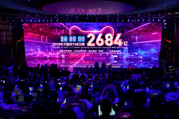 11일 중국 저장성 항저우 알리바바 본사에 설치된 솽스이(11월 11일) 쇼핑 축제 초대형 화면에 이날 하루 24시간 동안 거래액이 2684억 위안(약 44조 6200억원)을 기록했다는 내용이 표시되고 있다. 항저우 로이터 연합뉴스
