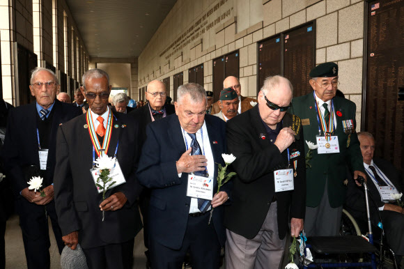 전쟁기념관에서 묵념하는 유엔 참전용사