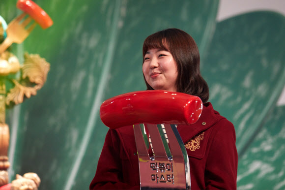 떡볶이 마스터의 여유로운 미소