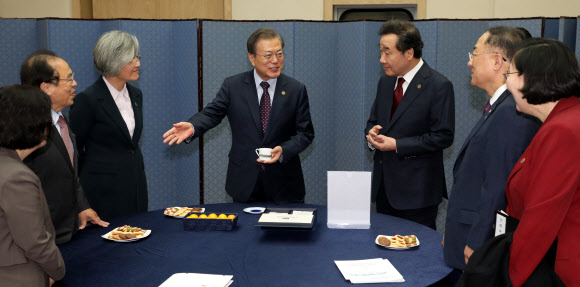 대화하는 문 대통령