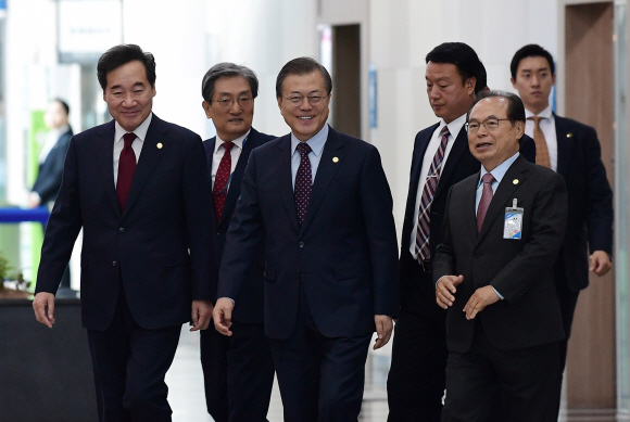 문재인(앞줄 가운데) 대통령이 12일 오전 부산 해운대구 벡스코에서 열린 국무회의에 오거돈(오른쪽) 부산시장과 함께 참석하고 있다. 2019.11.12  도준석 기자 pado@seoul.co.kr