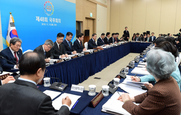 문재인 대통령이 12일 오전 부산 해운대구 벡스코에서 열린 국무회의에서 모두발언을 하고 있다.2019. 11.12 도준석 기자pado@seoul.co.kr