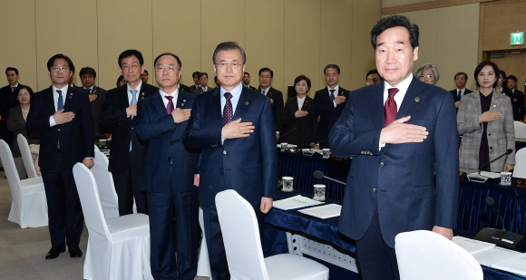 문재인 대통령이 12일 오전 부산 해운대구 벡스코에서 열린 국무회의에서 국기에 대한 격례를 하고 있다.2019. 11.12 도준석 기자pado@seoul.co.kr