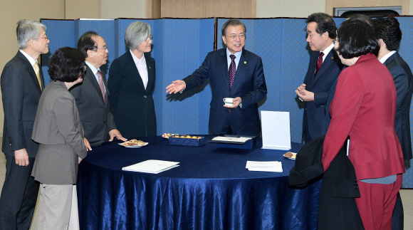 문재인 대통령이 12일 오전 부산 해운대구 벡스코에서 열린 국무회의에 앞서 아세안커피를 마시며 사전환담을 하고 있다.2019. 11.12 도준석 기자pado@seoul.co.kr