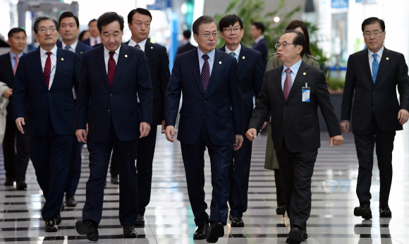 문재인 대통령이 12일 오전 부산 해운대구 벡스코에서 열린 국무회의에 오거돈 부산시장과 함께 참석하고 있다.2019. 11.12 도준석 기자pado@seoul.co.kr