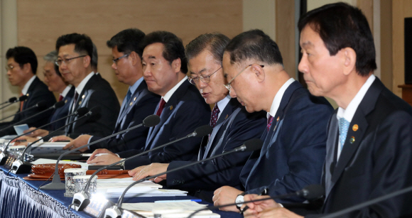 문재인 대통령이 12일 오전 오는 24일부터 한-아세안 특별정상회의가 열리는 부산 벡스코에서 현장 국무회의를 주재했다. 문 대통령이 모두발언을 마치고 자료를 정리하고 있다. 2019. 11.12 도준석 기자pado@seoul.co.kr