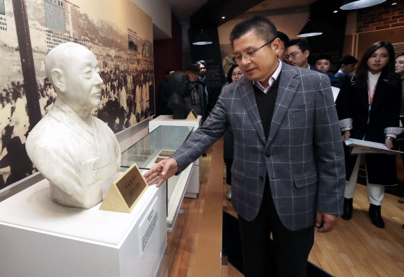 이승만 전 대통령 흉상 살피는 황교안 대표