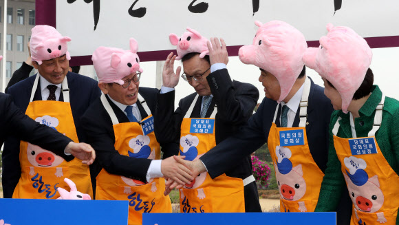 문희상 의장과 인사하는 이재명 경기도지사