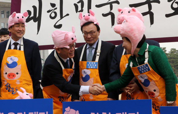 심상정 대표와 인사하는 이재명 경기도지사