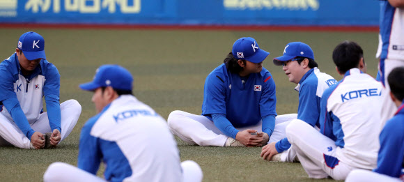 조조 마린스타디움서 몸 푸는 한국대표팀