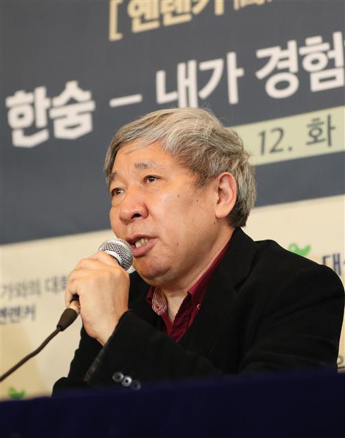 중국 작가 옌롄커가 12일 서울 중구의 한 식당에서 열린 기자간담회에서 질의에 답하고 있다. 그는 대국으로 급부상한 중국의 뒤안길을 과감히 파헤치는 작가로 노벨문학상 후보로 꾸준히 언급되고 있다. 뉴스1