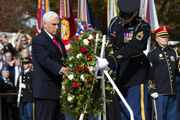 마이크 펜스(왼쪽) 미국 부통령이 11일(현지시간) 워싱턴DC 인근 알링턴 국립묘지에서 진행된 재향군인의 날 행사 기념식에서 무명용사의 묘에 헌화하고 있다. 알링턴 AP 연합뉴스