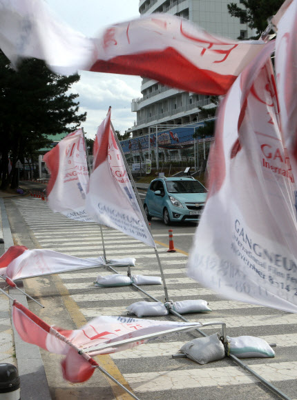 강풍에 위태로운 강릉국제영화제 배너