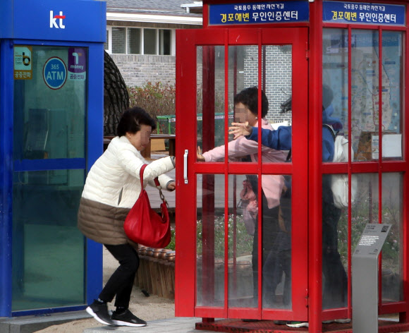 강풍 대피하는 동해안 관광객
