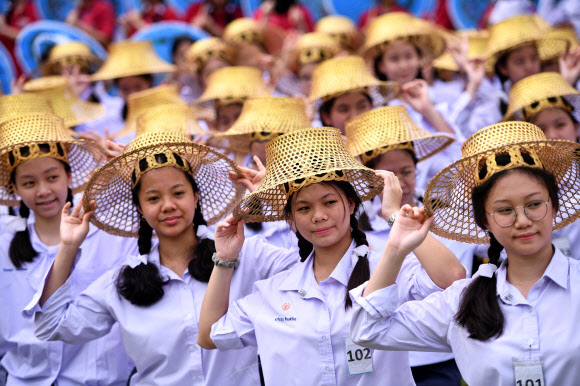 태국 학생들이 13일(현지시간) 방콕의 한 학교 운동장에서 프란치스코 교황의 방문 환영식을 준비하기 위해 리허설을 하고 있다. AFP 연합뉴스