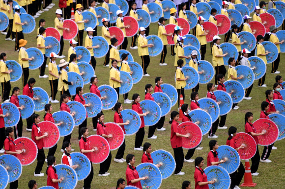 태국 학생들이 13일(현지시간) 방콕의 한 학교 운동장에서 프란치스코 교황의 방문 환영식을 준비하기 위해 리허설을 하고 있다. AFP 연합뉴스