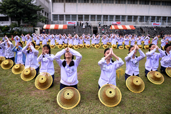 태국 학생들이 13일(현지시간) 방콕의 한 학교 운동장에서 프란치스코 교황의 방문 환영식을 준비하기 위해 리허설을 하고 있다. AFP 연합뉴스