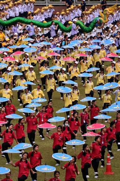 태국 학생들이 13일(현지시간) 방콕의 한 학교 운동장에서 프란치스코 교황의 방문 환영식을 준비하기 위해 리허설을 하고 있다. AFP 연합뉴스