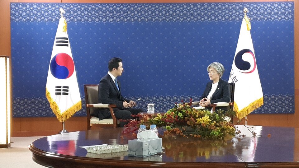 강경화 외교부 장관이 아리랑TV ‘더 포인트’의 한·아세안 특별정상회의 특집 방송에 출연해 인터뷰를 하고 있다. 아리랑TV 제공