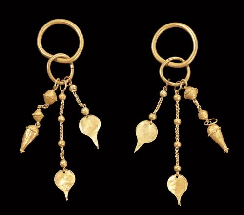 합천 옥전 28호분에서 출토된 금귀걸이. 가야시대 독창적인 금속세공기술을 보여준다.