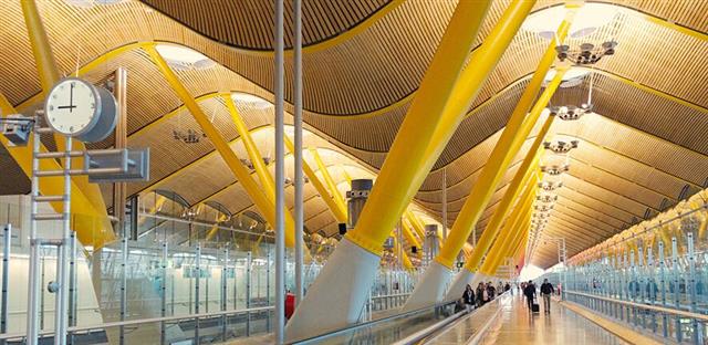이탈리아 태생 영국 건축가 리처드 로저스가 설계한 스페인 마드리드 바라하스 국제공항 제4터미널은 면적이 100만㎡에 달하는데 이곳의 천정 전체가 얇은 대나무판으로 덮여 있다. 대나무 특유의 질감과 낮은 열전도율 때문에 여름철에는 시원함, 겨울에는 따뜻함을 느낄 수 있다.  네이처 제공