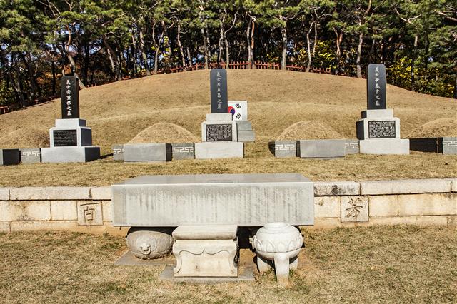 효창공원 안에 위치한 삼의사 묘역. 이봉창·윤봉길·백정기 의사의 묘와 아직도 시신을 찾지 못한 안중근 의사의 가묘가 나란히 모셔져 있다.