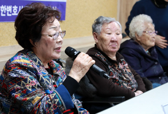 일본군 ‘위안부’ 피해자인 이용수(왼쪽) 할머니가 13일 서울 서초구 민주사회를 위한 변호사모임 대회의실에서 열린 기자회견에서 일본 정부의 사죄를 거듭 촉구하고 있다. 기자회견에는 길원옥(가운데), 이옥선(오른쪽) 할머니가 함께했다. 연합뉴스