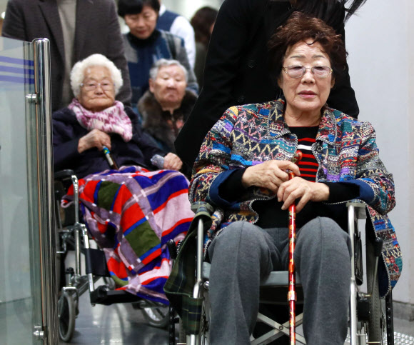 일본군 위안부 피해자인 이용수(오른쪽부터), 길원옥, 이옥선 할머니가 13일 서울 서초구 중앙지법에서 열린 일본 정부 상대 손해배상 청구 소송의 첫 재판을 마친 뒤 법정을 나서고 있다.<br>연합뉴스